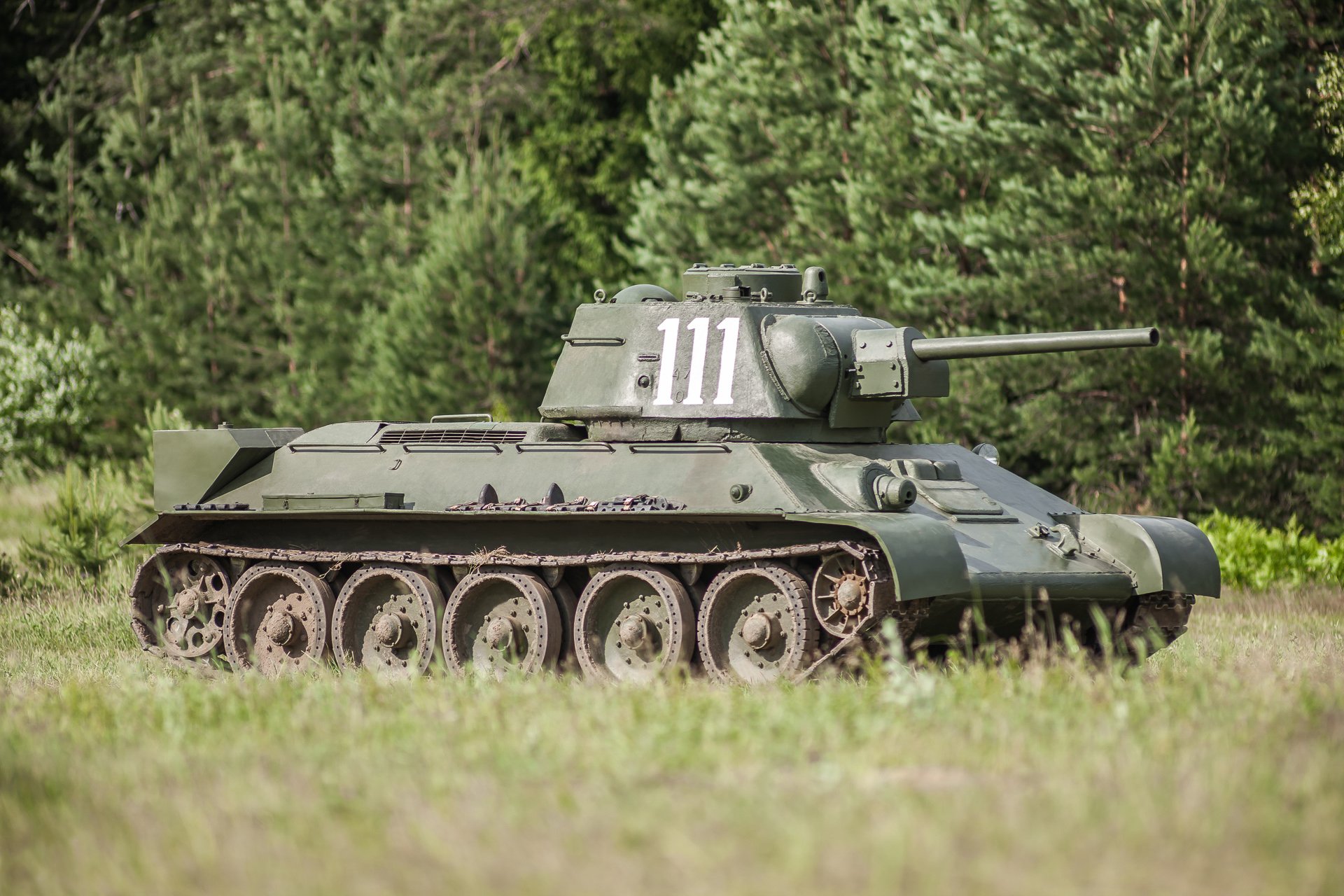 czołg z t-34-76 radziecki średni stworzony na bazie t-34 w przeciwieństwie do czołgu liniowego uzbrojony w automatyczny miotacz ognia z tłokiem prochowym ato-41 zaprojektowany przez i. a. aristova obr.