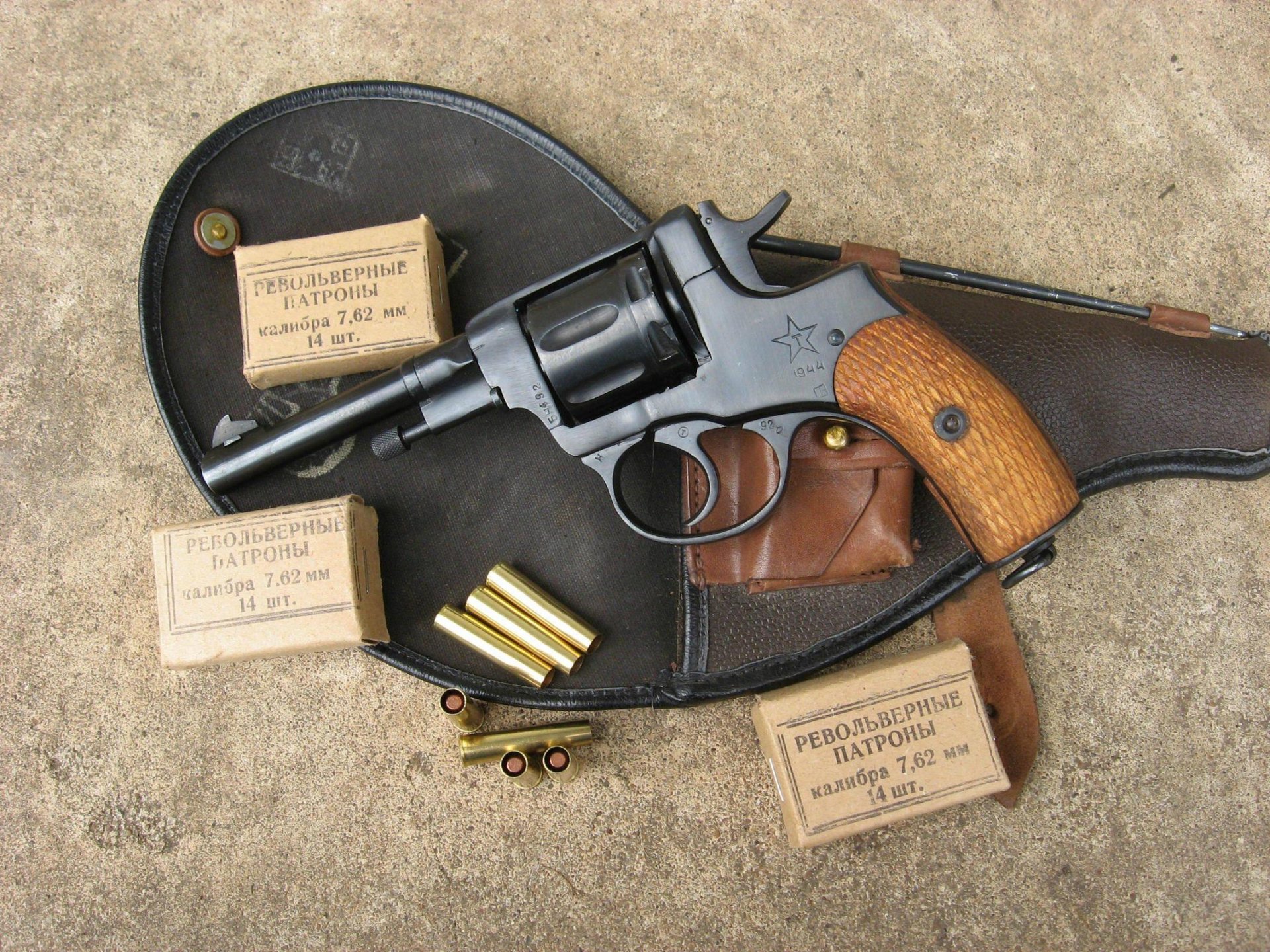 nagan revolver cartucce scatole 1944