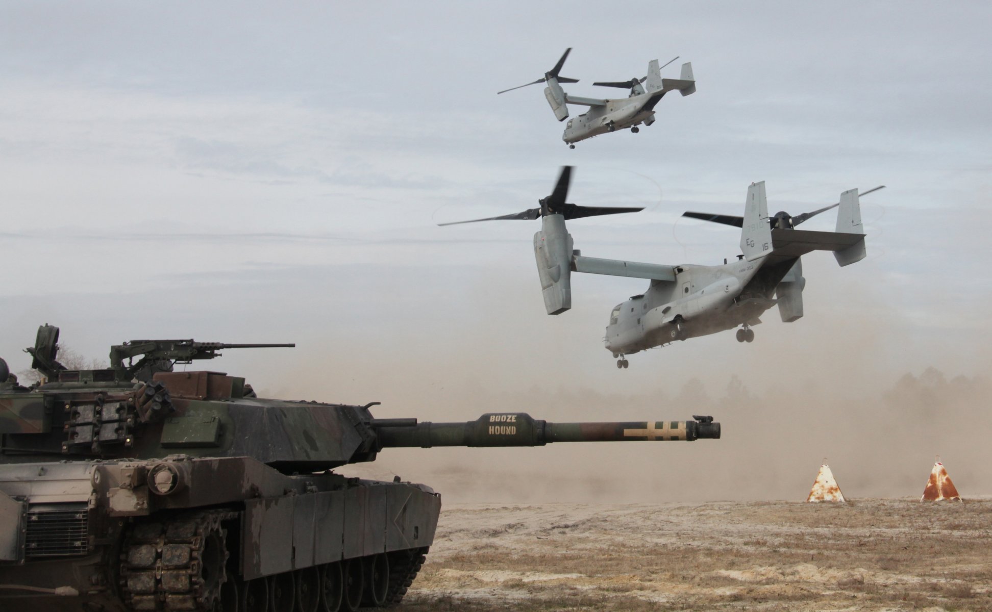 m1 abrams abrams czołg bell v-22 osprey tiltrotor startu