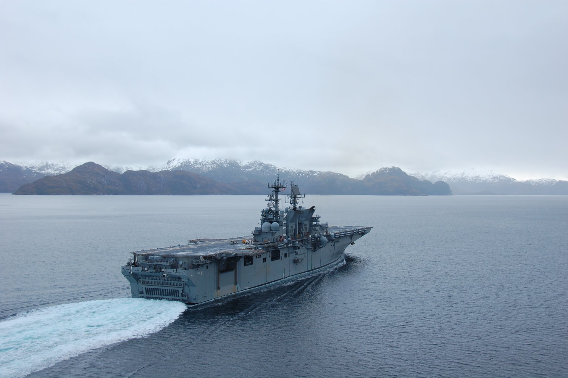 uniwersalny desant statek uss makin wyspa lhd8 us navy góry