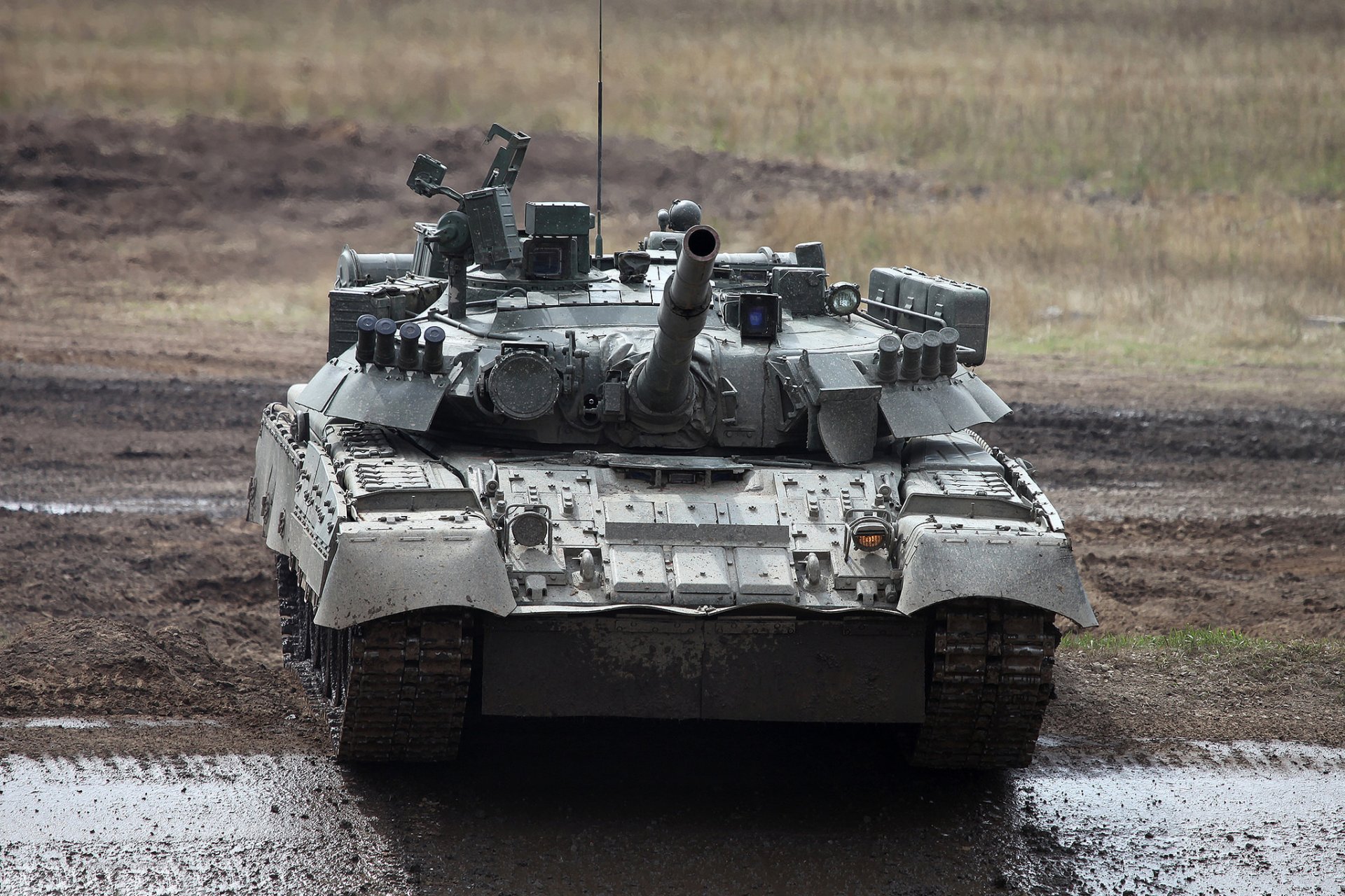 t-80 czołg strzelnica błoto