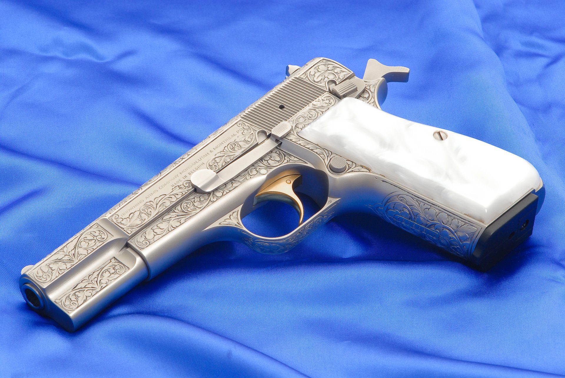 browning high power pistolet broń tapeta płótno tło niebieski hi-power