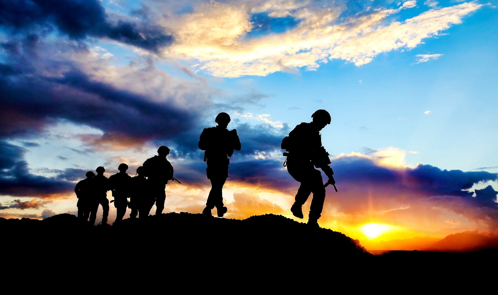 montañas tarde puesta de sol siluetas soldados armas equipo cielo sol nubes