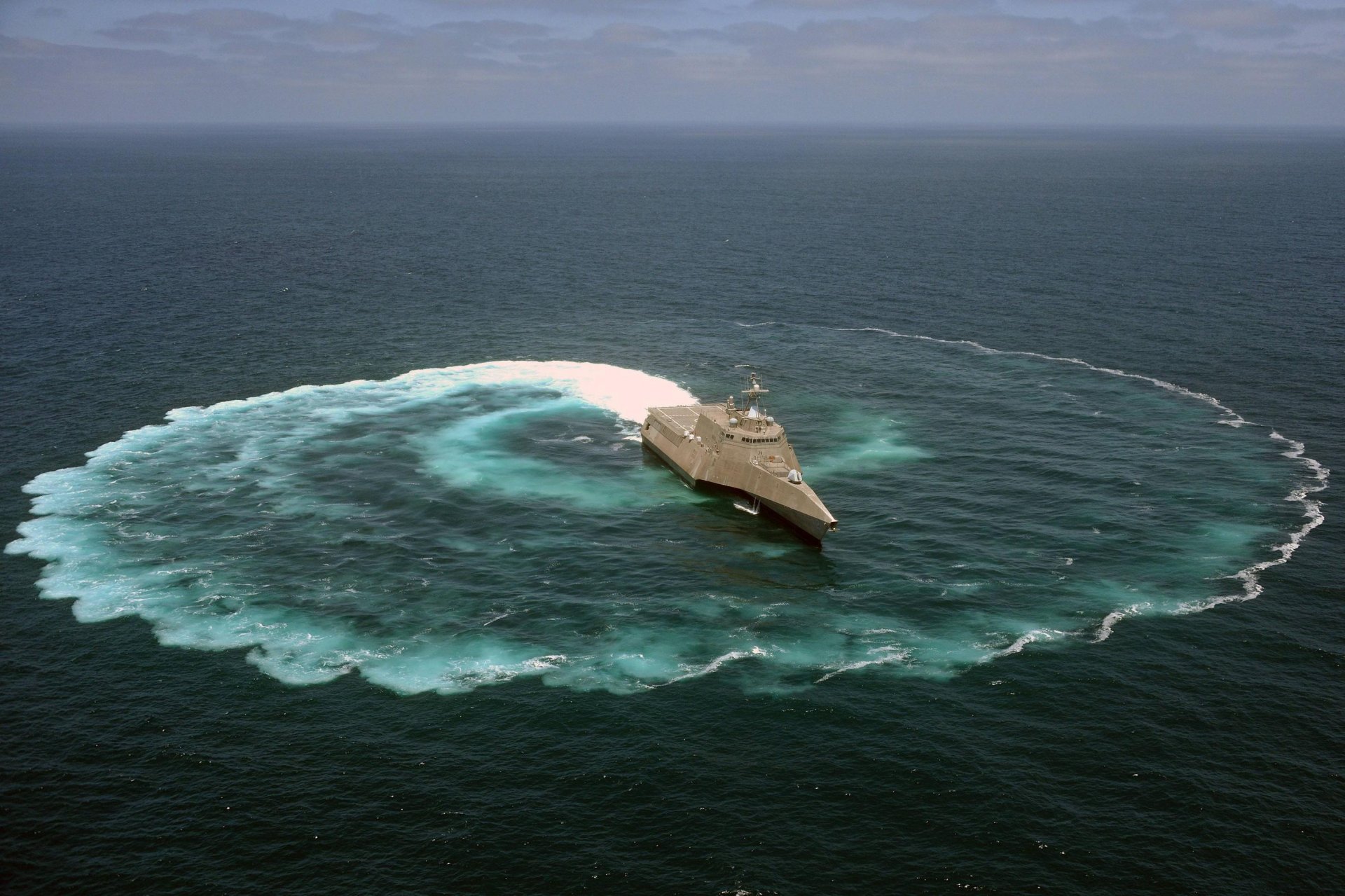 uss independence independence côtier navire marine usa type de navire trimaran océan manœuvre cercle