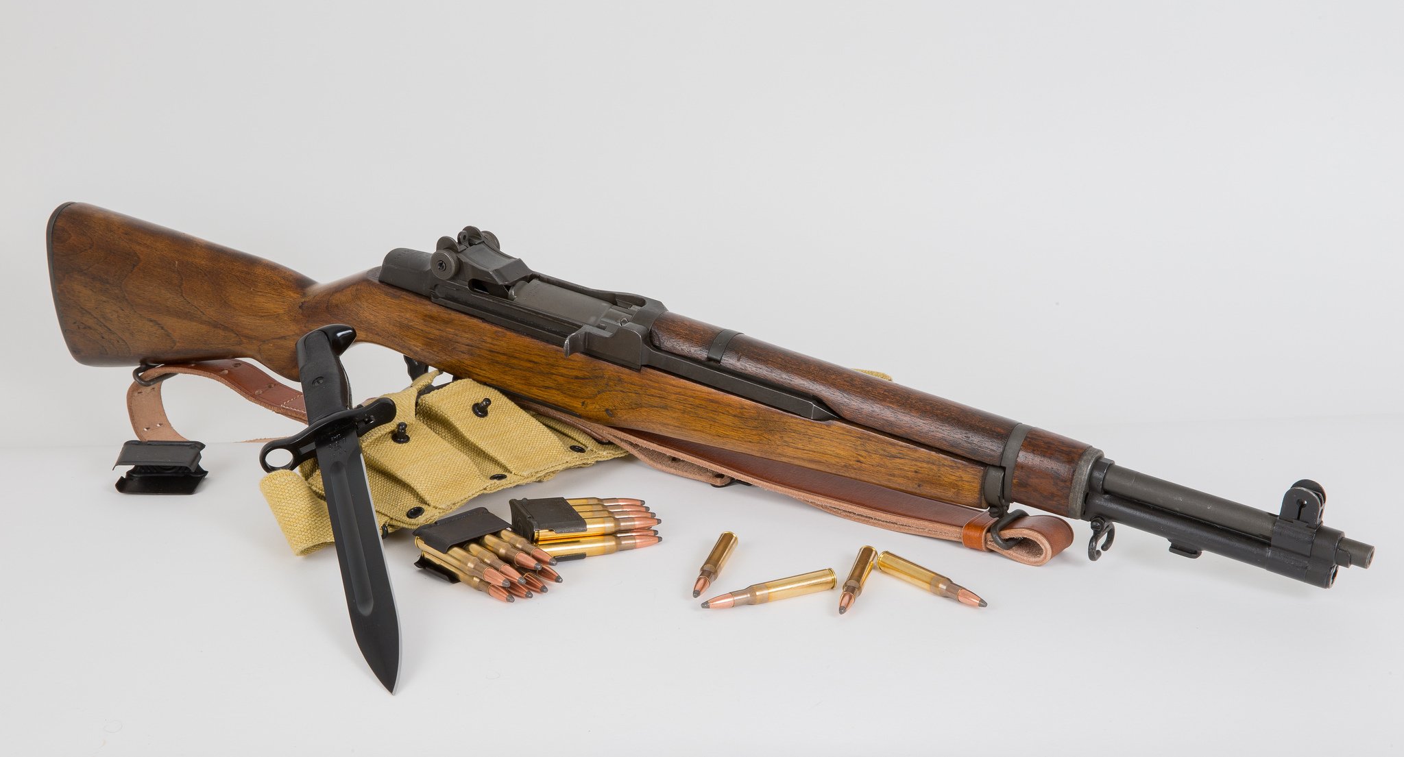 m1 garand autocaricante fucile arma munizioni coltello a baionetta sfondo