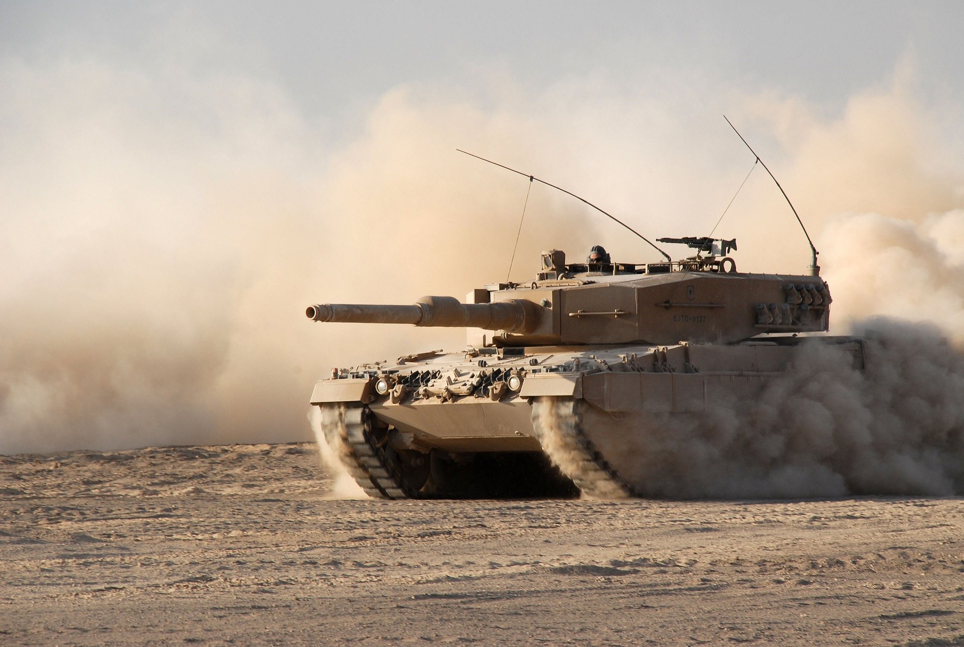 leopard-2 a4 kampf panzer gepanzerte fahrzeuge sand staub