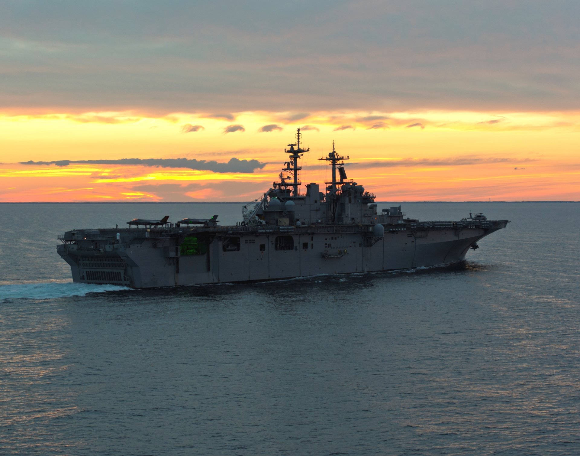 mare sera tramonto uss wasp lhd1 nave da sbarco universale ponte f-35b lightning ii caccia nuoto getto d acqua