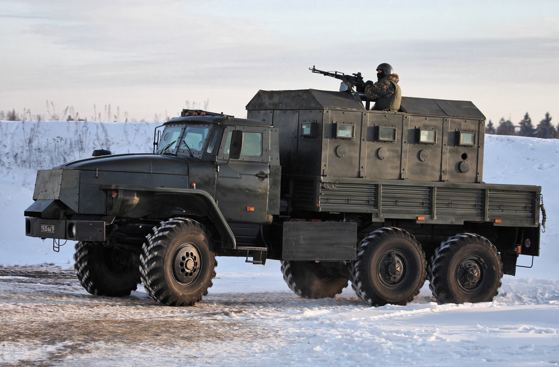 gepanzertes fahrzeug ural-4320 stern-b maschinengewehr schnee