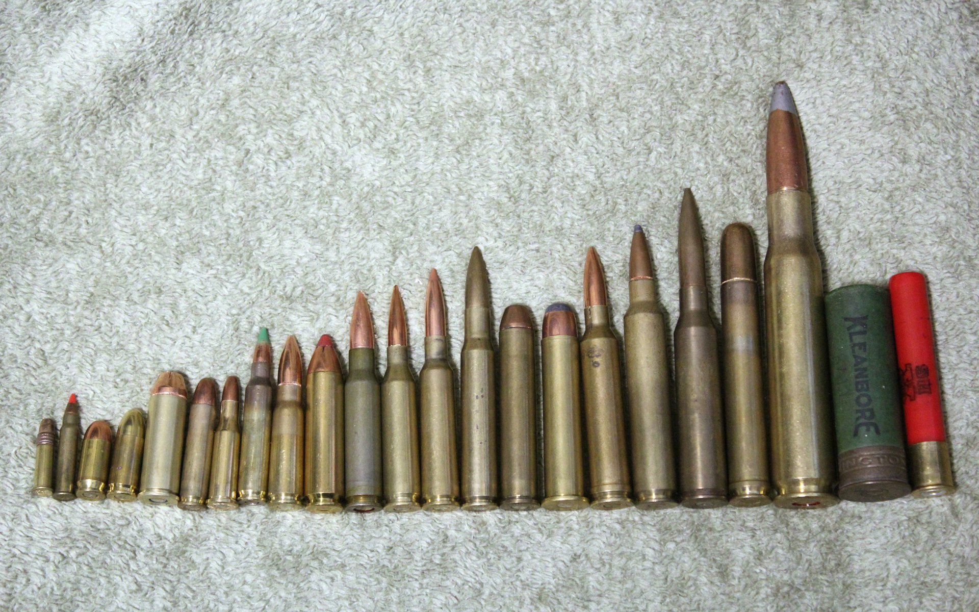 comparaison balle .22 lr .17cal .380 auto .9mm .45 long poulain . 30 carabine .218 abeilles 5.56 0223 7. 62x39 .450 bushmeister .308 win .243 win 6.5x55 suédois 30.06 444 marlin 45-70gov 7mm baer mag 300 baer ultra mag 338 lapua 458 lott 50 bmg 12g 410g cartouche