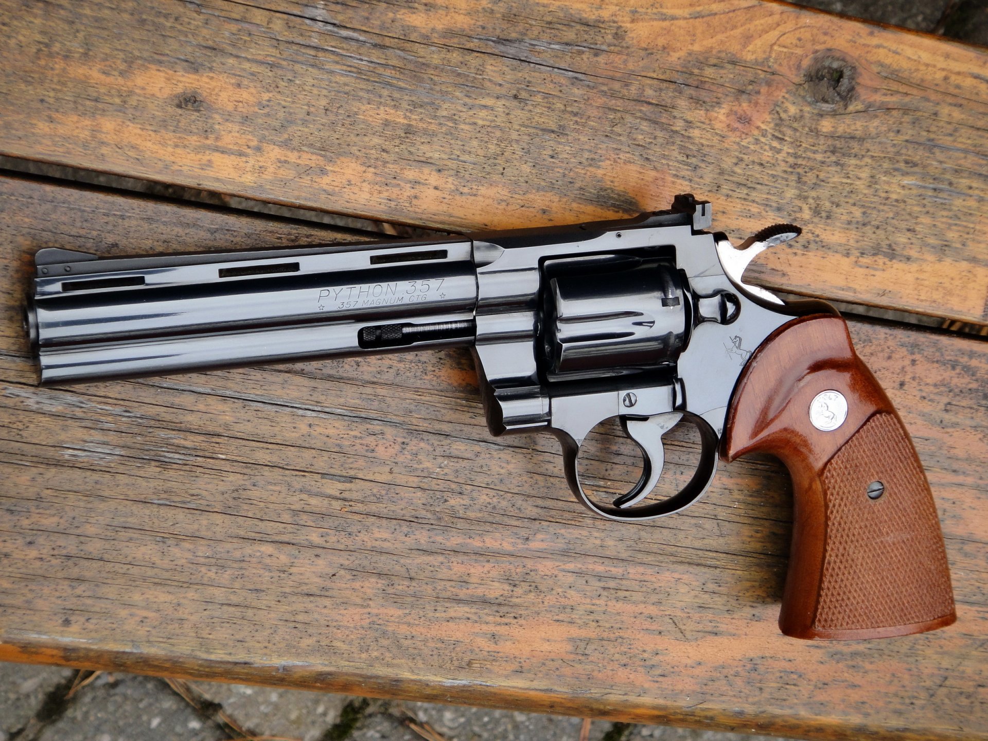 colt python rewolwer deski