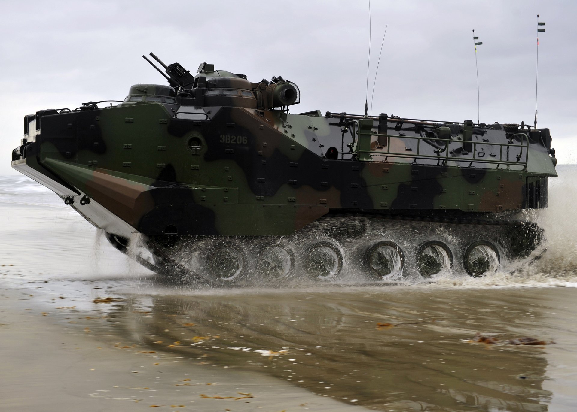 aavp-7a1 amphibious tracked amphibious vehicle landing