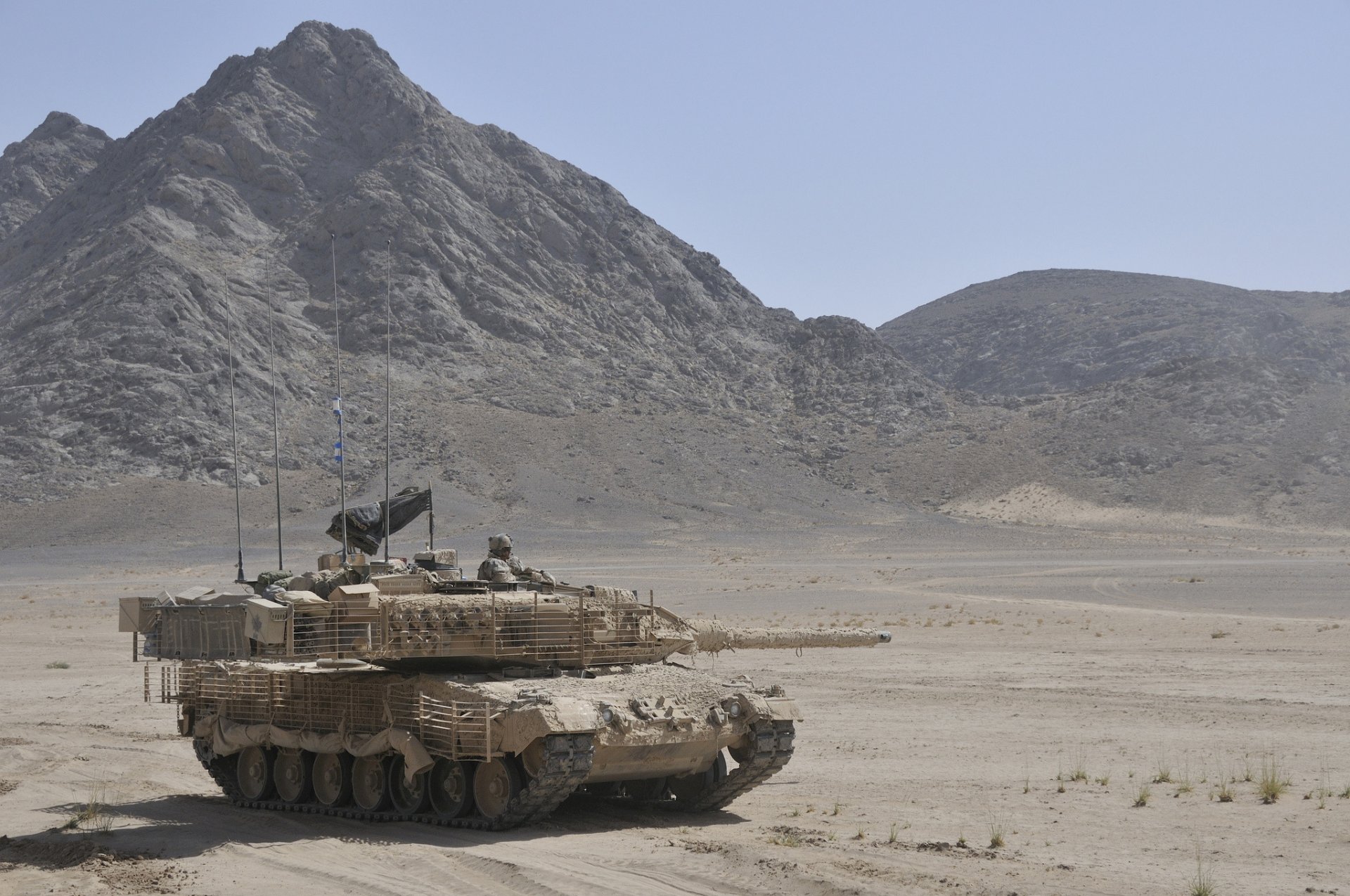 leopard 2a6m battle tank desert