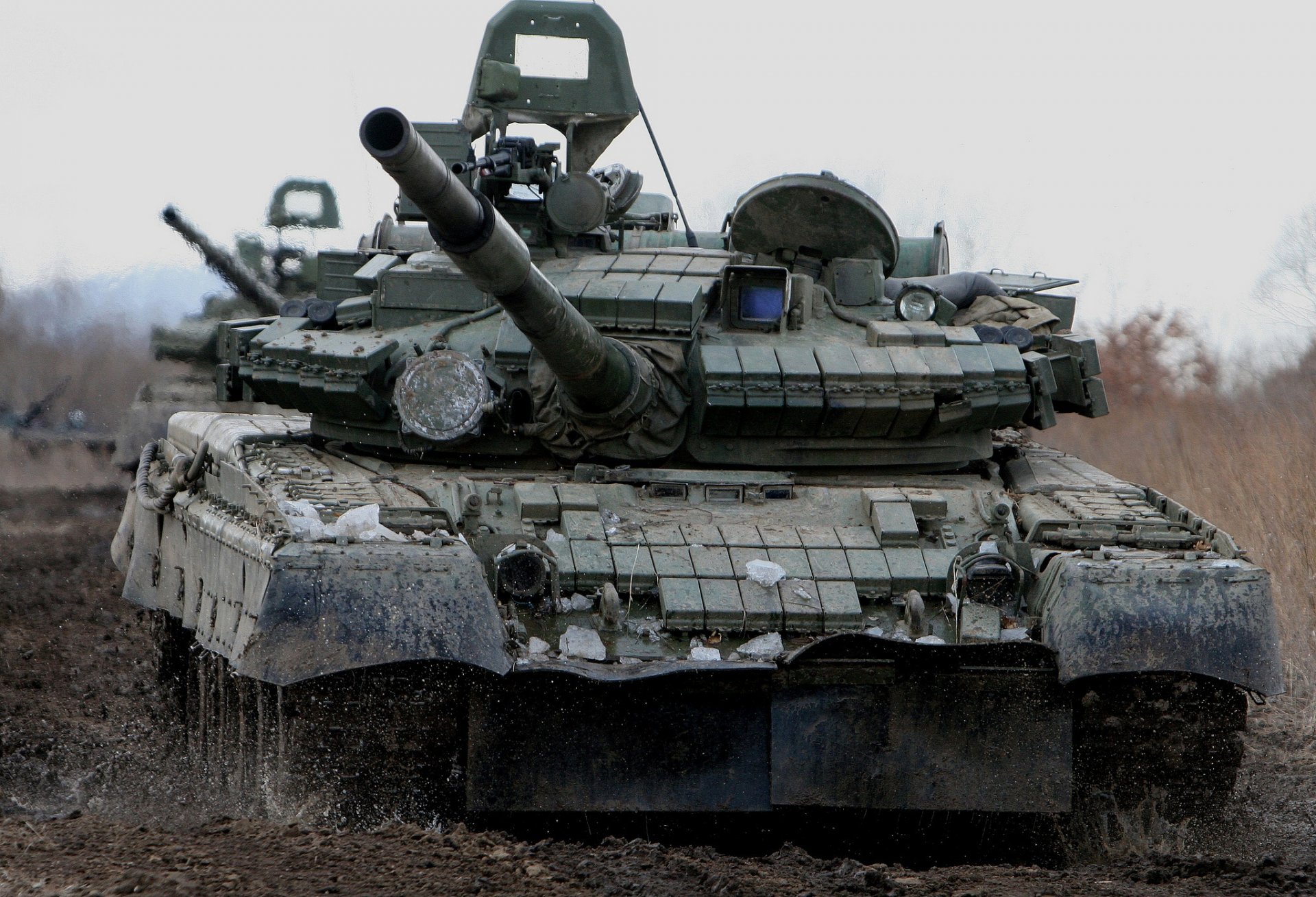 t-80bv battle tank the barrel dirt