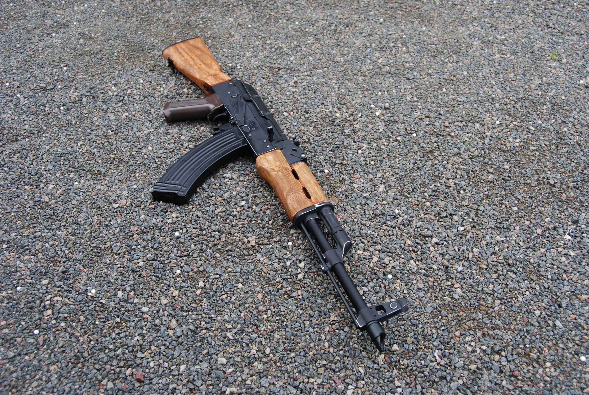 akm mitrailleuse kalachnikov armes gravier cailloux