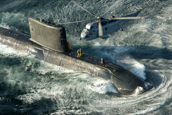 Helicóptero submarino y otros equipos