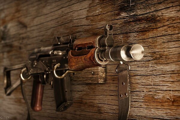 Il fucile D assalto Kalashnikov è appeso al muro