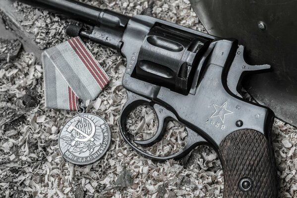 Revolver der Vorfahren Medaille des Urgroßvaters für Tapferkeit