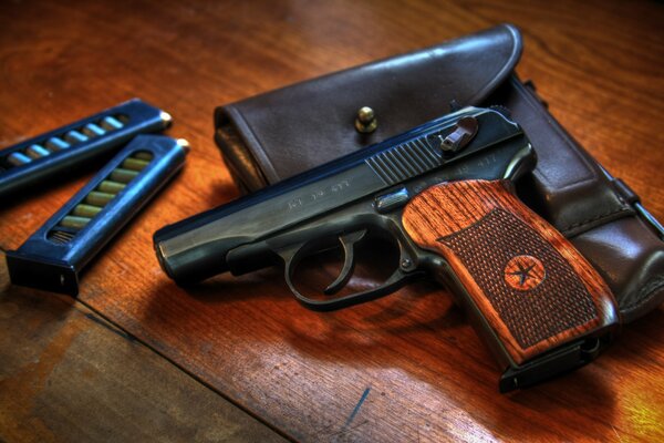 Pistolet Makarov avec un chargeur complet de cartouches