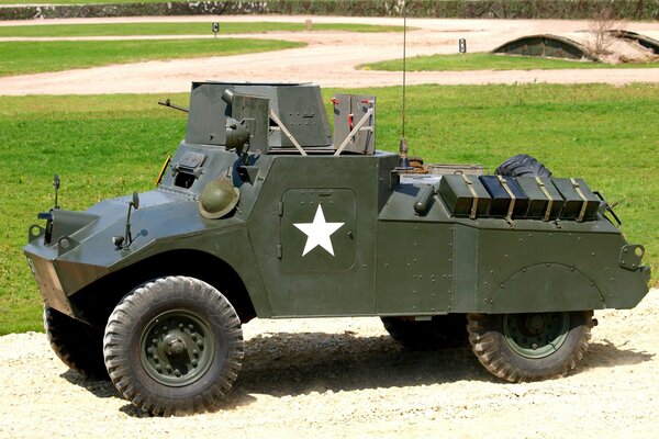 Gepanzertes Fahrzeug mit Stern an Bord