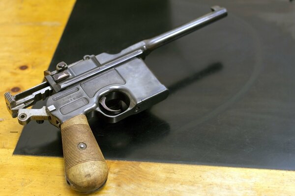 Eine kleine c96-Pistole auf dem Tisch