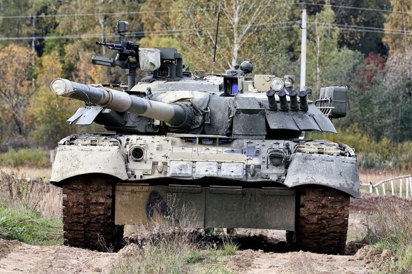 T-80 combat vehicle. The world s first main tank with built-in anti-discharge dynamic protection