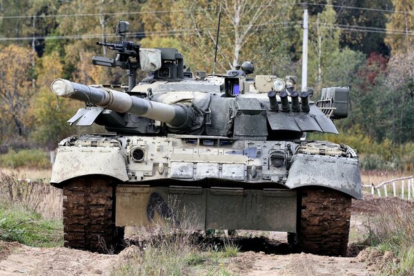 Vehículo de combate T-80. El primer tanque principal del mundo con protección dinámica anti-carga integrada