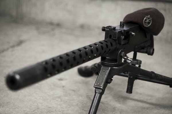 Beret with a badge on a machine gun