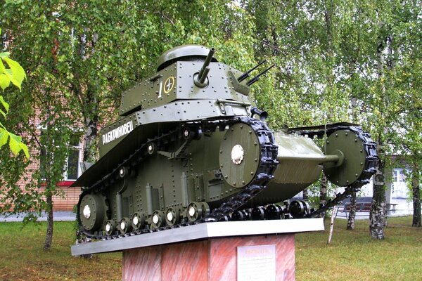 Tanque de infantería soviético sobre pedestal
