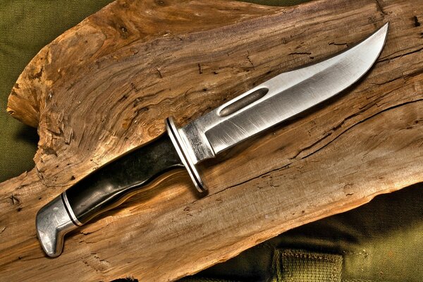 Couteau en métal sur fond de bois