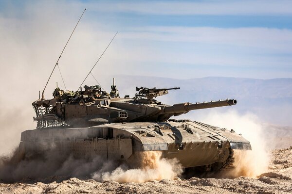 El tanque de batalla principal de Israel en el desierto de arena