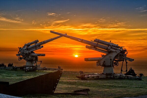 Deux canons antiaériens de missiles sont dirigés l un vers l autre