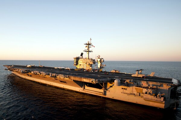 El poderoso portaaviones Carl Vinson