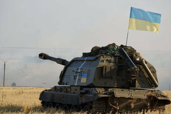 Militärischer Panzer mit der Flagge der Ukraine