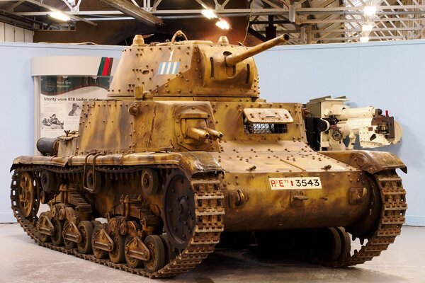 Ein sandiger italienischer Panzer-Geländewagen im Museum, ein zentrales Exponat