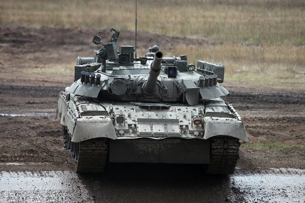 El tanque T-80 está diseñado para llevar a cabo batallas ofensivas y defensivas en diversas condiciones físico-geográficas y climáticas