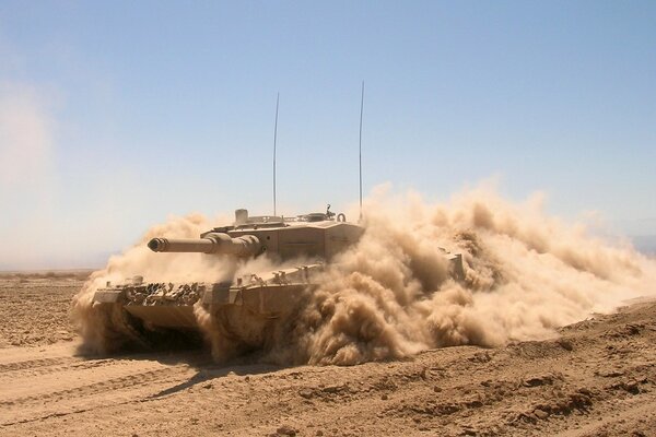 Tanque de batalla en el polvo del desierto