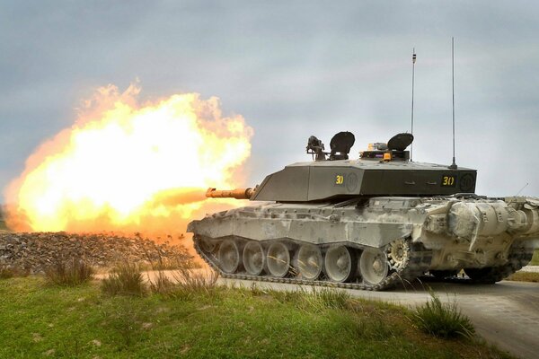 Tanque de tiro. Armas poderosas