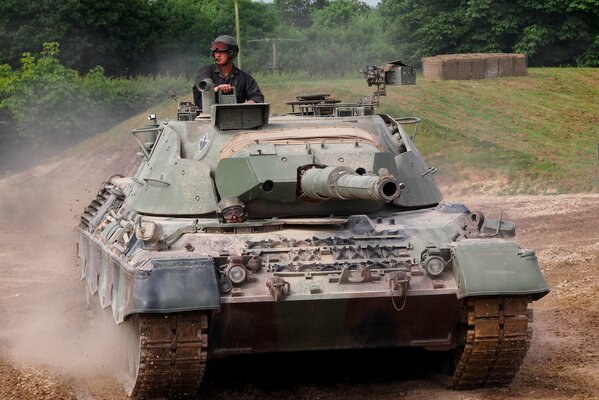 Carro armato leopardo cavalca il poligono