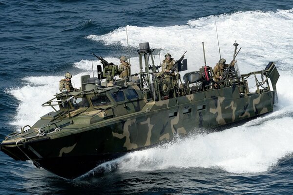 Soldados en el mar en un barco de mando