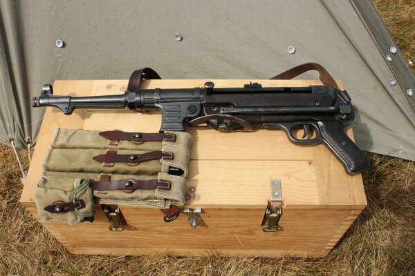 Las armas de la segunda guerra mundial se almacenan en un almacén