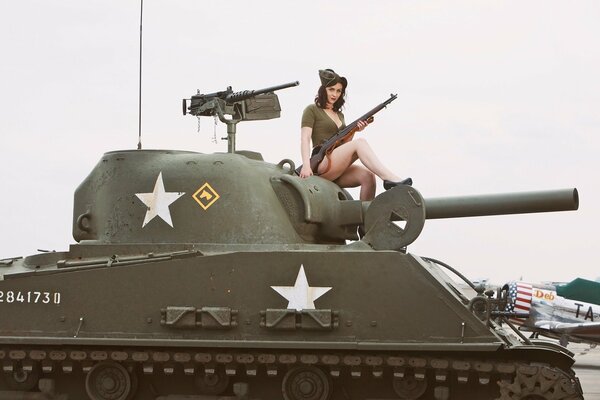 Chica sexy en un tanque Sherman.