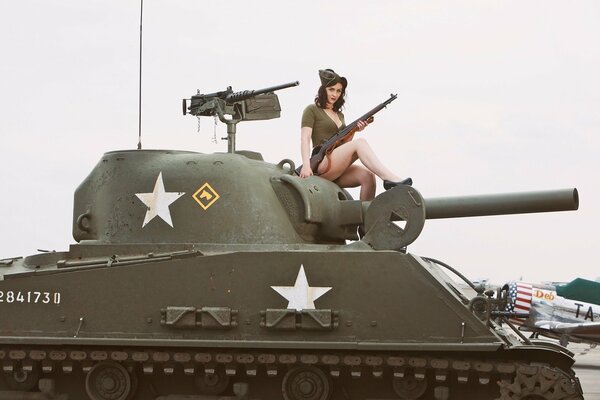 Fille sexy sur un char Sherman.