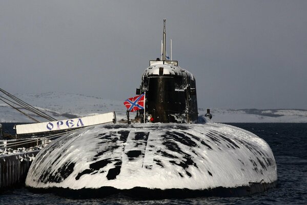 Submarino nuclear águila en el mar