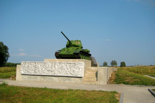 Monumento al tanque T-34-85 en el pedestal