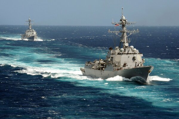 Navi con armi, cacciatorpediniere ddg-100, cacciatorpediniere, uss Kidd, nave in pattuglia in campagna, in alto mare con orizzonte