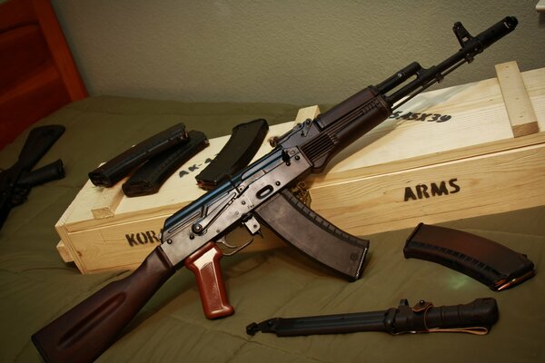 Fusil de asalto Kalashnikov y armas de bayoneta-cuchillo