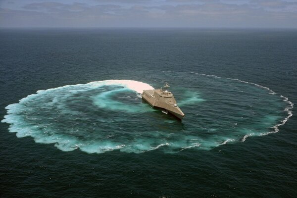 USS independence en el océano de los Estados Unidos
