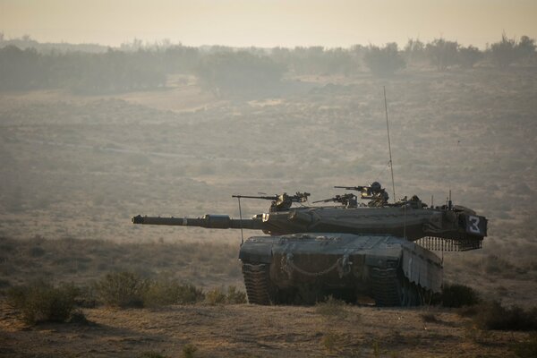 Tanque de batalla de Israel en el campo de batalla