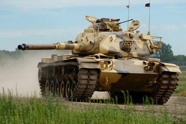 Kampfpanzer unter Staub in Aktion