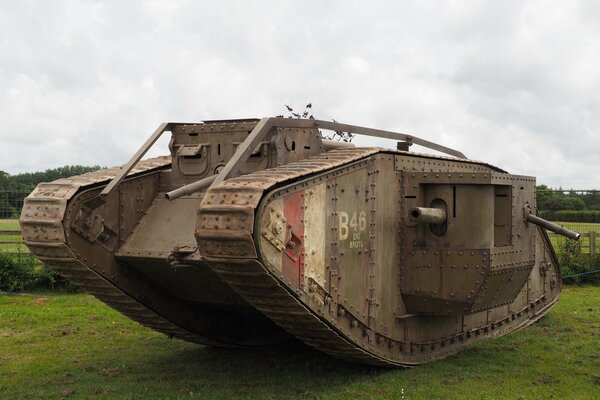 Экспонат бронетехники танк на траве